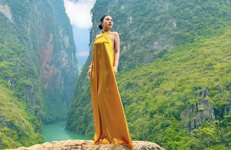 Trong các bộ ảnh du lịch, cô nàng không ngần ngại diện đồ tôn dáng, thậm chí là bikini táo bạo.