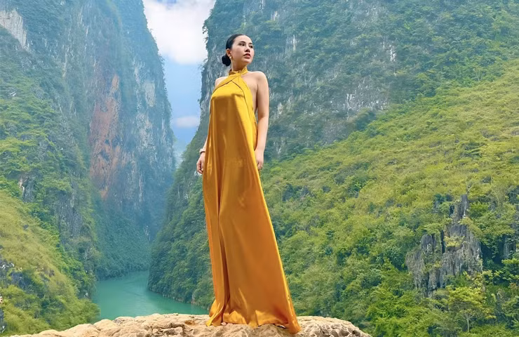 Trong các bộ ảnh du lịch, cô nàng không ngần ngại diện đồ tôn dáng, thậm chí là bikini táo bạo.