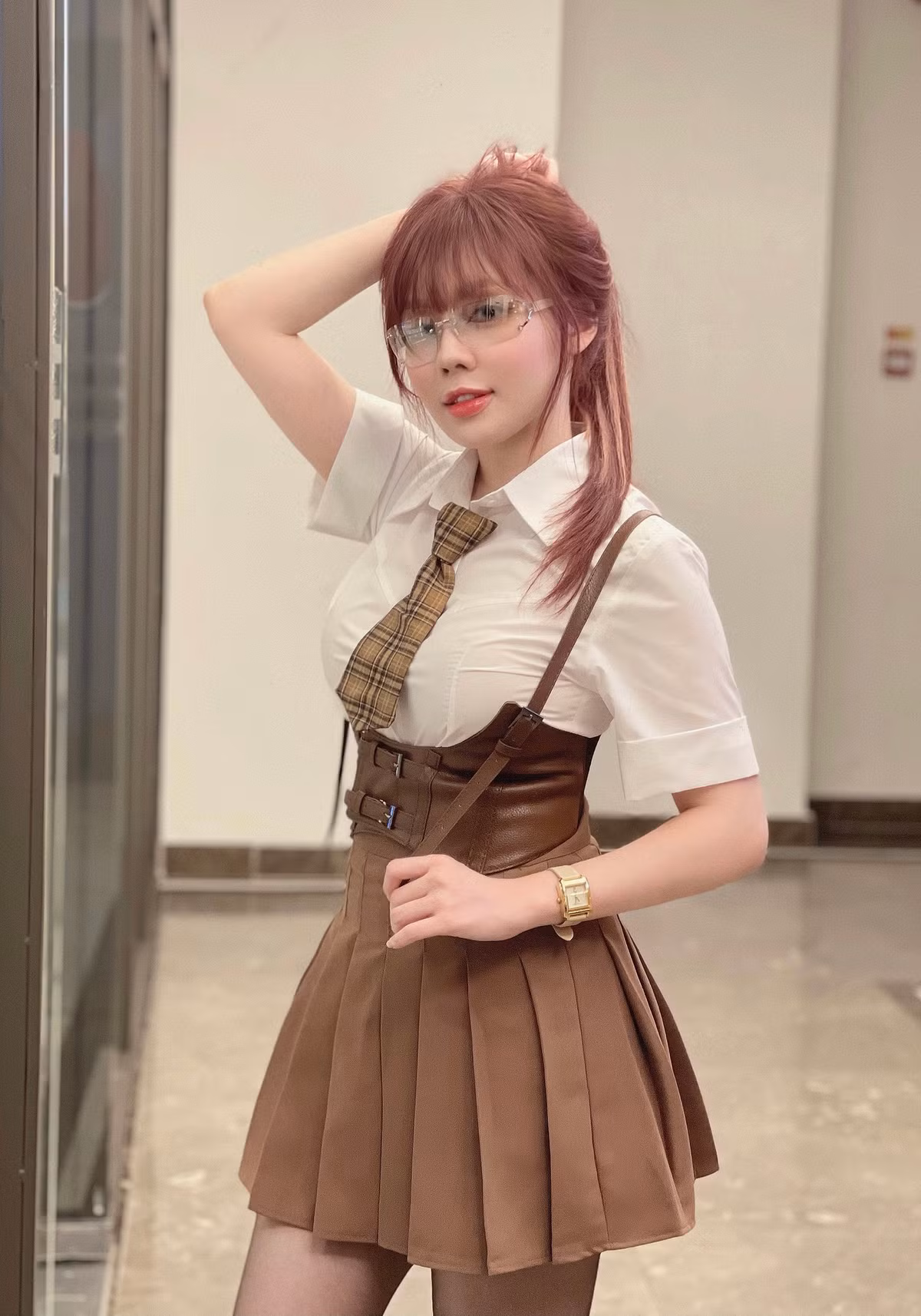 Âu Hà My sinh ra trong một gia đình giàu có, bố mẹ kinh doanh trong lĩnh vực khách sạn.