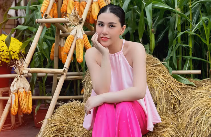 Khác hoàn toàn hình ảnh diện áo dài trên bục giảng, Thanh Nhàn ngoài đời ăn mặc vô cùng táo bạo.