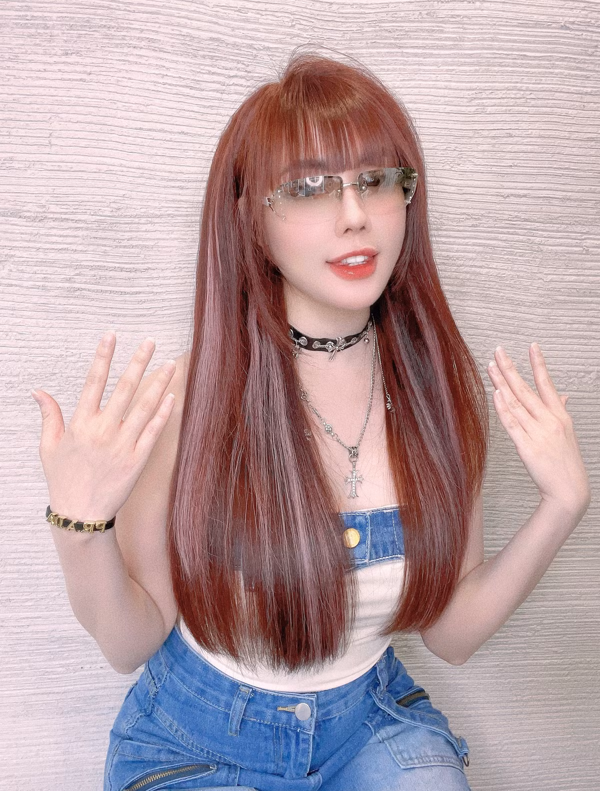 Khác với hình ảnh mặc áo dài, trang phục công sở đi dạy học, gu ăn vận ngoài đời của cô giáo hot girl vô cùng trẻ trung.