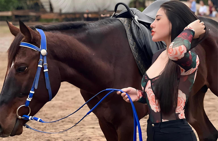 Thanh Nhàn có nhiều tài lẻ: Nói được 3 ngoại ngữ - Anh, Nhật, Tây Ban Nha và chơi 4 nhạc cụ.