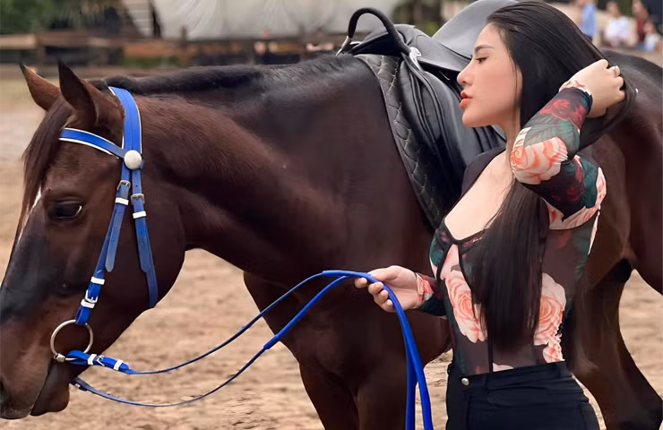 Thanh Nhàn có nhiều tài lẻ: Nói được 3 ngoại ngữ - Anh, Nhật, Tây Ban Nha và chơi 4 nhạc cụ.