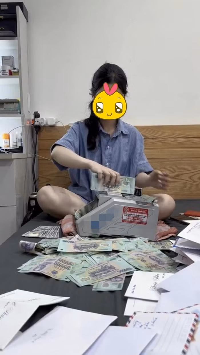 Mới đây, một cô dâu mới cưới hướng dẫn hội chị em chuẩn bị kết hôn cách đếm tiền cưới hiệu quả, chuẩn xác. Theo đó, cô dâu chuẩn bị hẳn máy đếm tiền, chỉ cần bóc phong bì cho hết vào máy làm nhiệm vụ. Ảnh: Không Sợ Chó