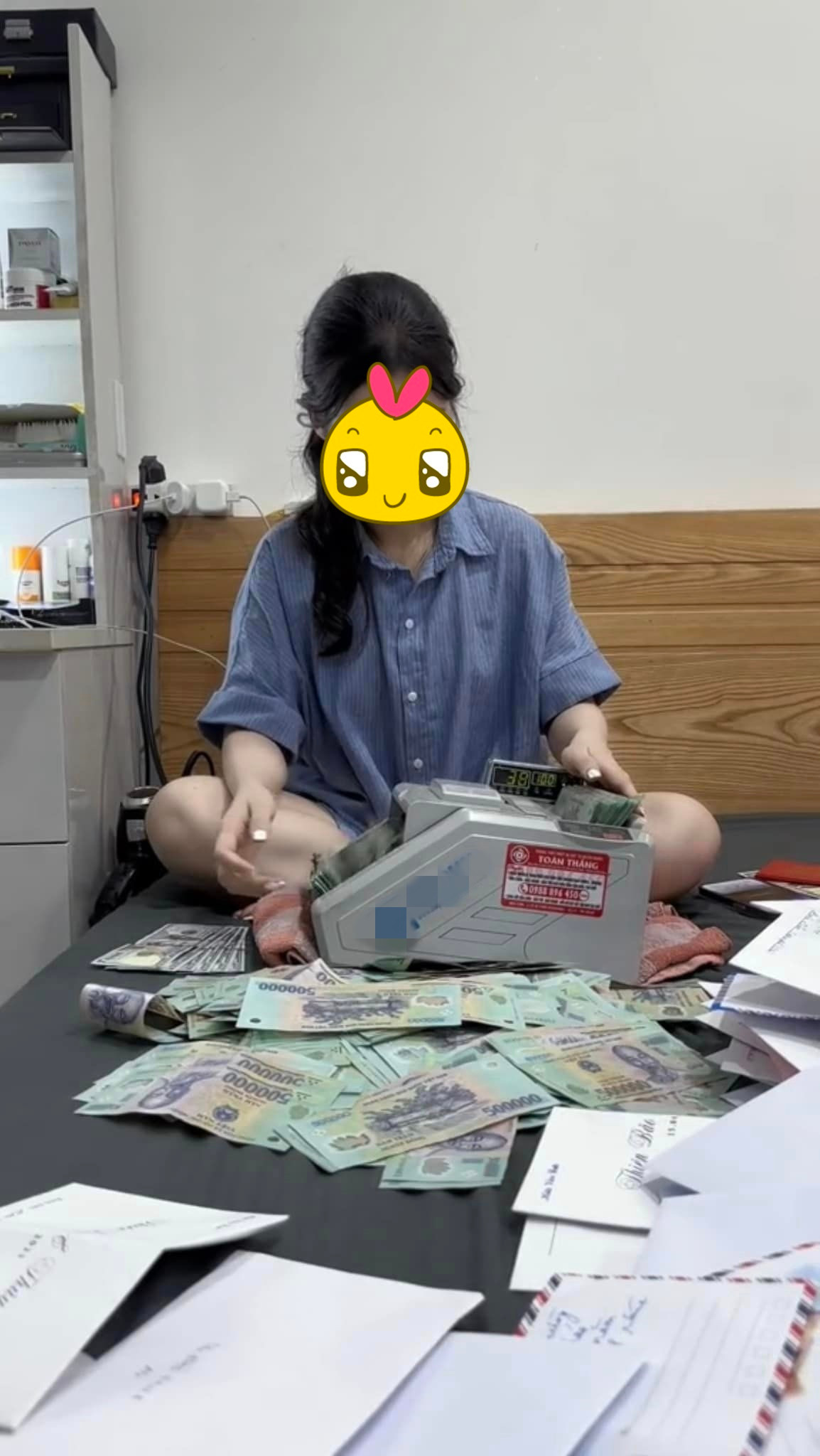 Hình ảnh đếm tiền mừng cưới bằng máy đếm khiến nhiều chị em trầm trồ, có chút ghen tị. Bởi lẽ cô dâu và chú rể phải nhận được số tiền phong bì nhiều đến mức nào mới phải sử dụng đến máy. Ảnh: Không Sợ Chó