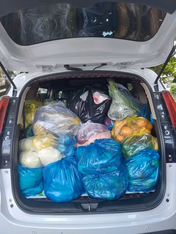 Sau mỗi dịp nghỉ lễ trên MXH lại xuất hiện những hình ảnh chất đầy đồ ăn sau xe, như "mang cả thế giới" lên thành phố ai nhìn cũng choáng.