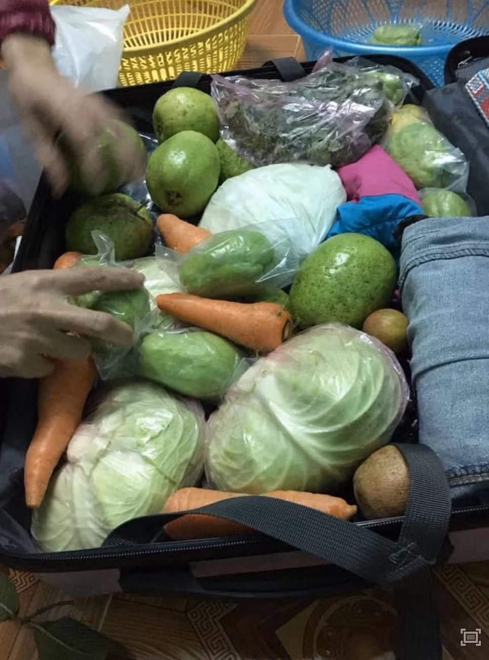 Chắc hẳn là quá nhiều đồ rồi nên bạn sinh viên này mới phải để thực phẩm chung với quần áo.