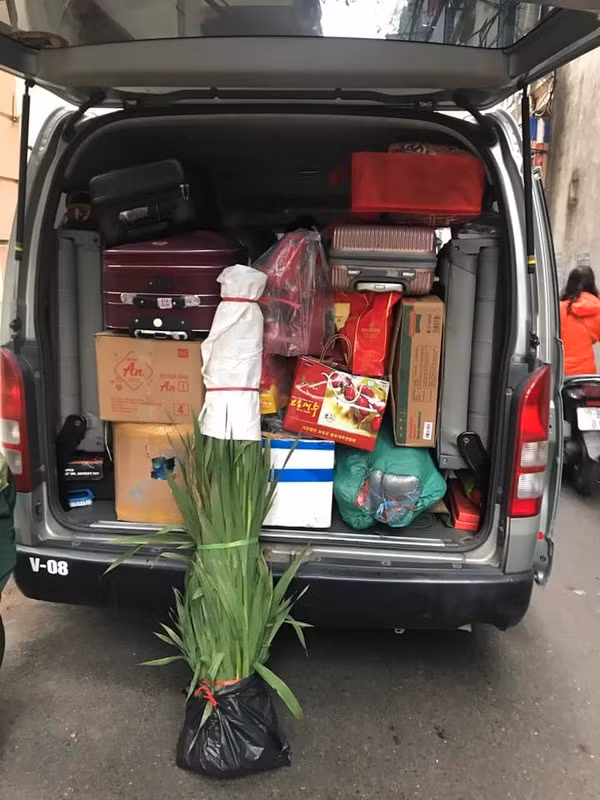 Khi về nhà chỉ đi tay không, vậy mà khi lên thành phố lại "tay xách nách mang" những balo, vali cồng kềnh toàn thực phẩm. Ảnh: Tổng hợp