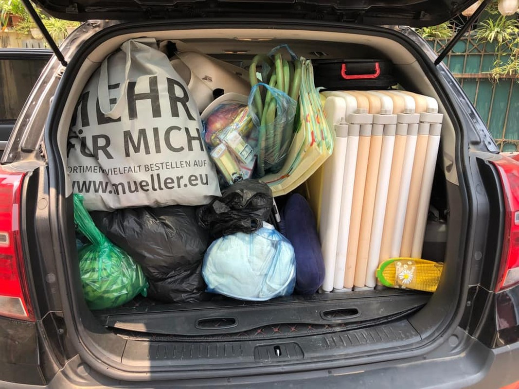 Theo hình ảnh đăng tải, sau những chiếc xe ô tô lúc này đang chở đầy ắp quà quê, nào là gà vịt, đồ đạc cá nhân cùng những bao tải đồ ăn, đồ dùng khác để chở lên thành phố.