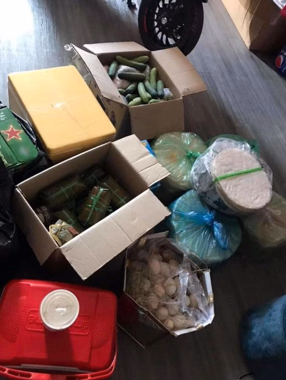 Nhiều người sau nghỉ lễ ai cũng "tay xách nách mang" không biết bao nhiêu thứ đồ lên thành phố.