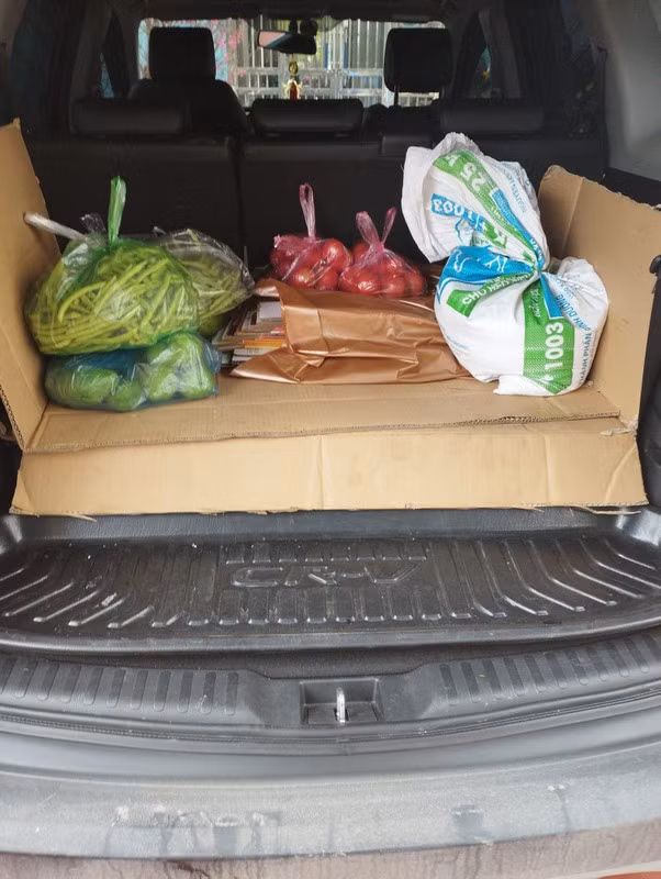 Sau mỗi lần từ quê nhà lên thành phố đều mang đầy những túi xách, vali chứa lương thực thực phẩm do gia đình chuẩn bị.