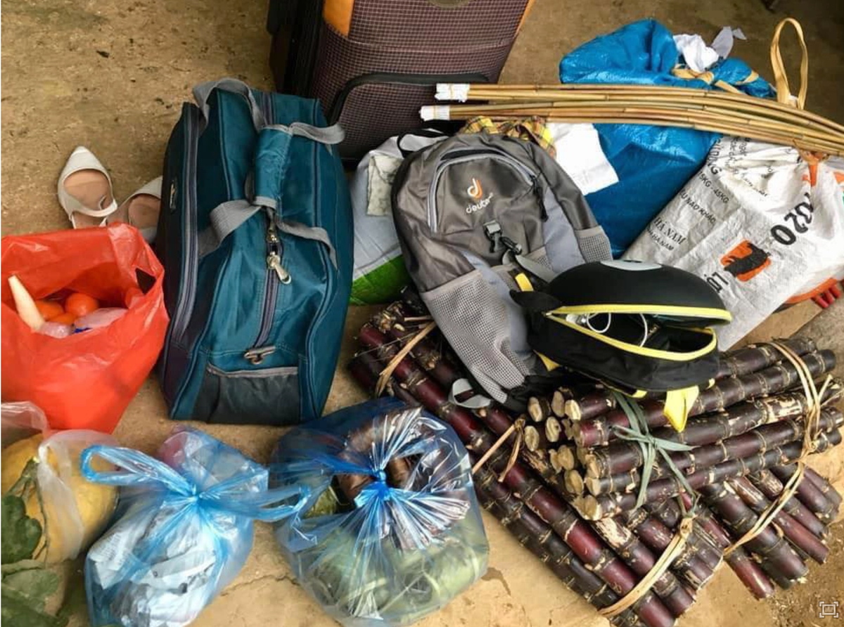 Vì thương con nên mỗi khi về thăm nhà là phụ huynh đều nhồi nhét cho con càng nhiều đồ ăn càng tốt.