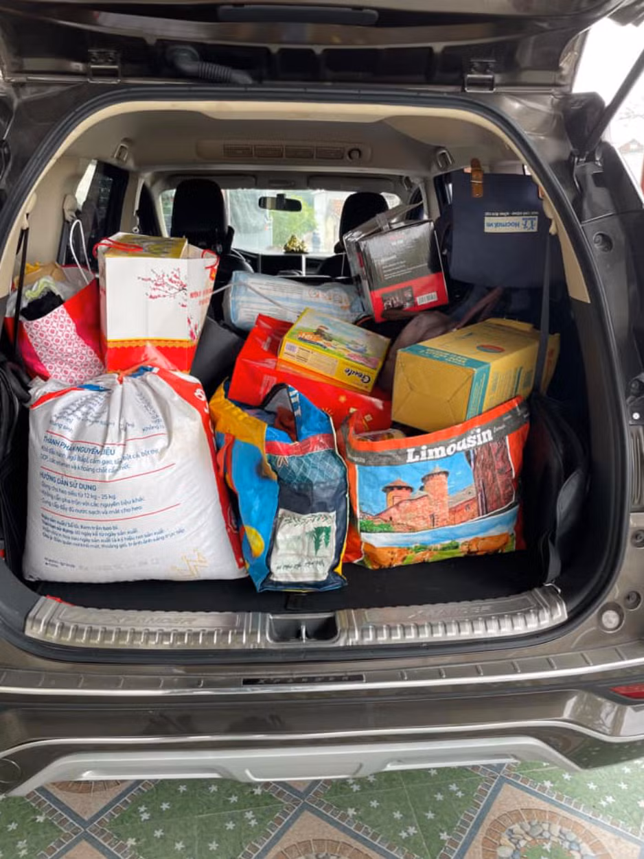 Hết thùng lớn rồi đến thùng bé, đâu đâu cũng thấy đồ ăn bố mẹ chuẩn bị để tiếp tế cho con.