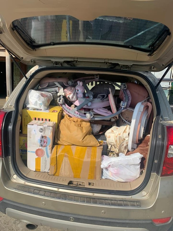 Dẫu phải xách những túi đồ lỉnh kỉnh như vậy, nhưng đa phần những người con xa quê đều tỏ ra vui vẻ.