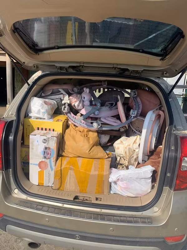 Dẫu phải xách những túi đồ lỉnh kỉnh như vậy, nhưng đa phần những người con xa quê đều tỏ ra vui vẻ.