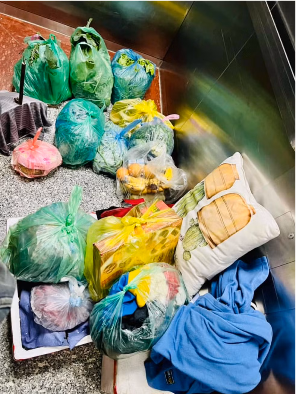 Hình ảnh xe chất đầy những túi thịt làm cư dân mạng thích thú, không đâu bằng cha mẹ, quê nhà.