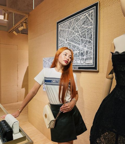 Những bộ đồ hàng hiệu đắt đỏ, những chiếc túi xách phiên bản giới hạn được Calista mua và diện thường xuyên ở các sự kiện lẫn đời thường.