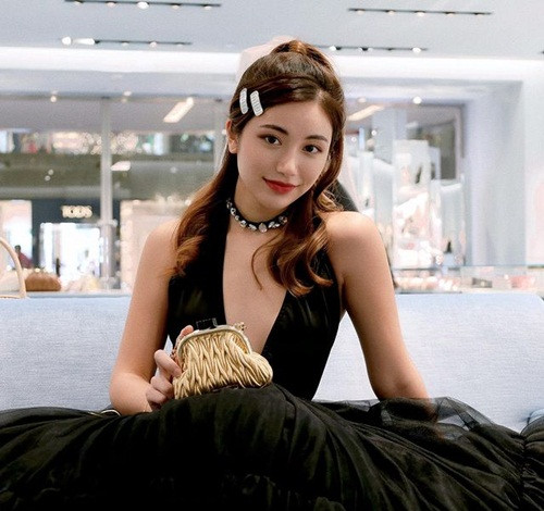 Cô trở thành một Youtuber, chia sẻ về xu hướng thời trang, cách phối quần áo và cách trang điểm với cư dân mạng, kiếm tiền bằng chính sức lực của mình.