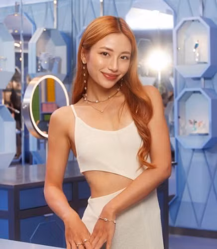 Nhìn chung, Calista Cuaca thực sự là một đứa trẻ sinh ra đã ngậm thìa vàng, lớn lên trong một môi trường thuận lợi mà người ta vẫn hay nói là "ở vạch đích".