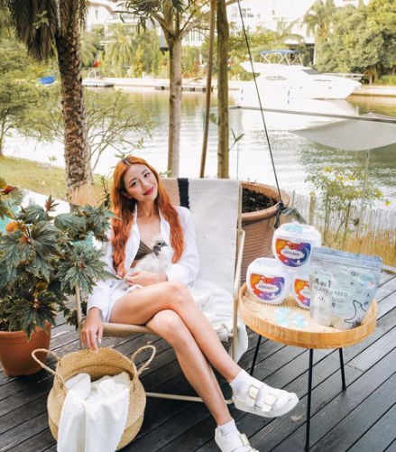 Cô thừa hưởng nét đẹp của mẹ và cũng rất thích thời trang.