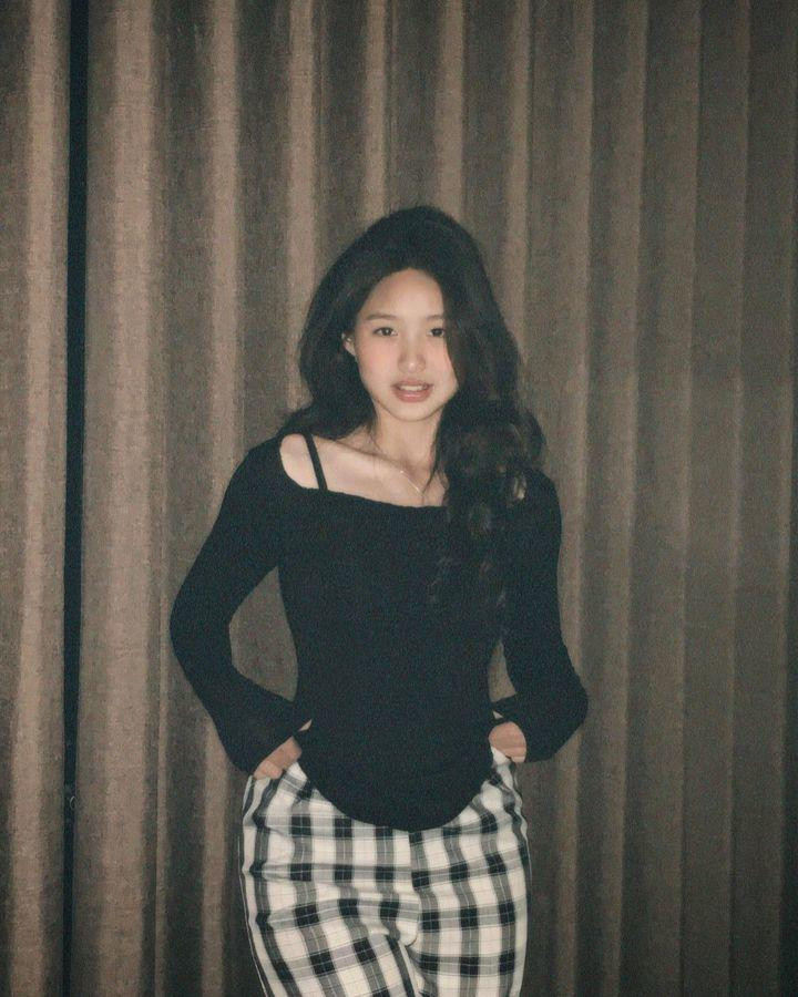 Nhóc tì từng nhiều lần xuất hiện qua ống kính quay chụp lén của mẹ mà vẫn xinh đẹp hết phần người khác.