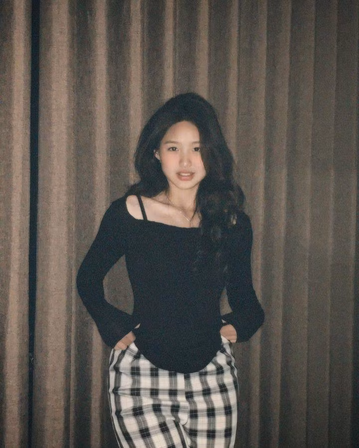 Nhóc tì từng nhiều lần xuất hiện qua ống kính quay chụp lén của mẹ mà vẫn xinh đẹp hết phần người khác.