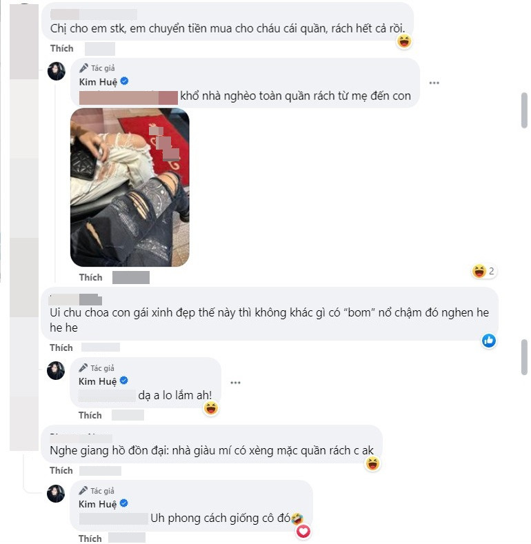 Nhiều netizen bình luận về phong cách chiếc quần rách như cái bang của con gái. Có người bạn thân còn dí dỏm cho rằng để họ chuyển khoản cho tiền để mua chiếc quần... lành lặn hơn.