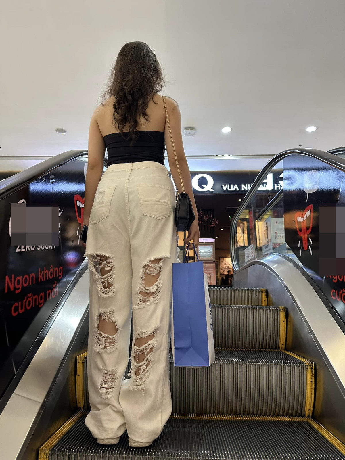 Mới đây, Huệ Anh khoe khoảnh khắc đi ăn chơi cùng mẹ, cô xuất hiện với set đồ rất chất chơi là áo quây khoe vai trần nữ tính cùng với chiếc quần không thể đặc biệt hơn.