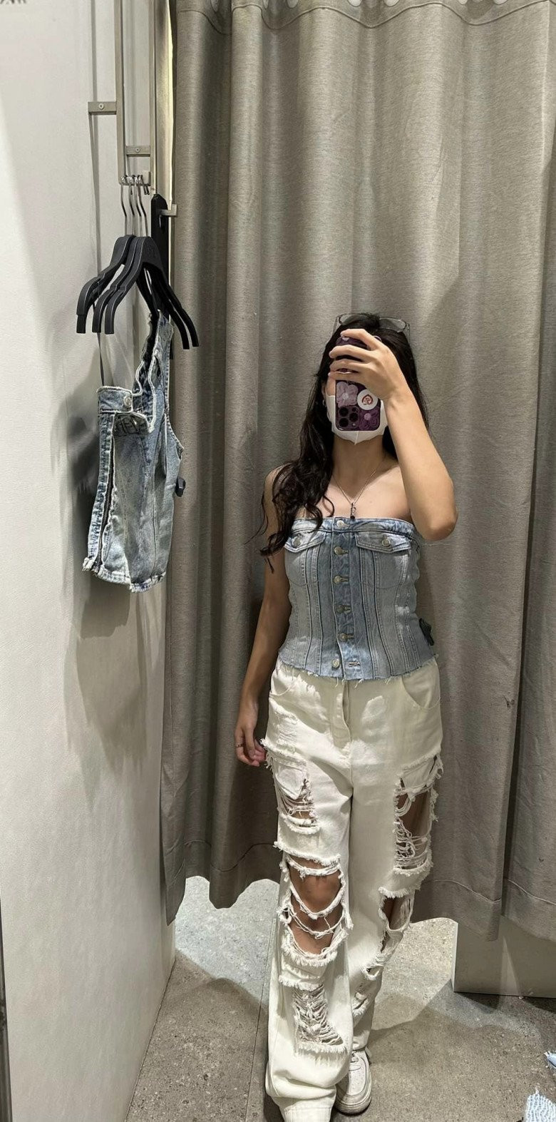 Bên dưới bài đăng của Kim Huệ về con gái chưa bao giờ hết hot. Nhóc tì thậm chí còn nhận được tương tác nhiều hơn mẹ.