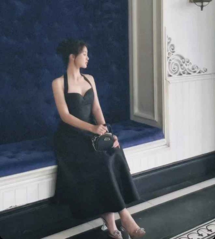 Huệ Anh sở hữu đường nét rất chuẩn với sống mũi cao, đôi môi dày gợi cảm và biểu cảm gương mặt rất thần thái.