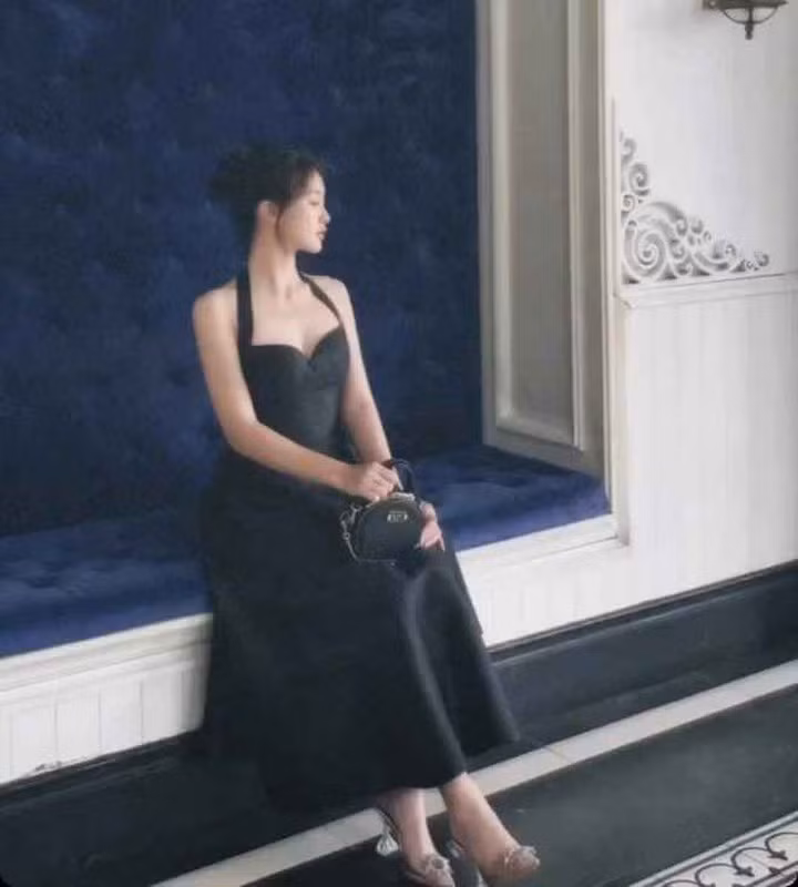 Huệ Anh sở hữu đường nét rất chuẩn với sống mũi cao, đôi môi dày gợi cảm và biểu cảm gương mặt rất thần thái.