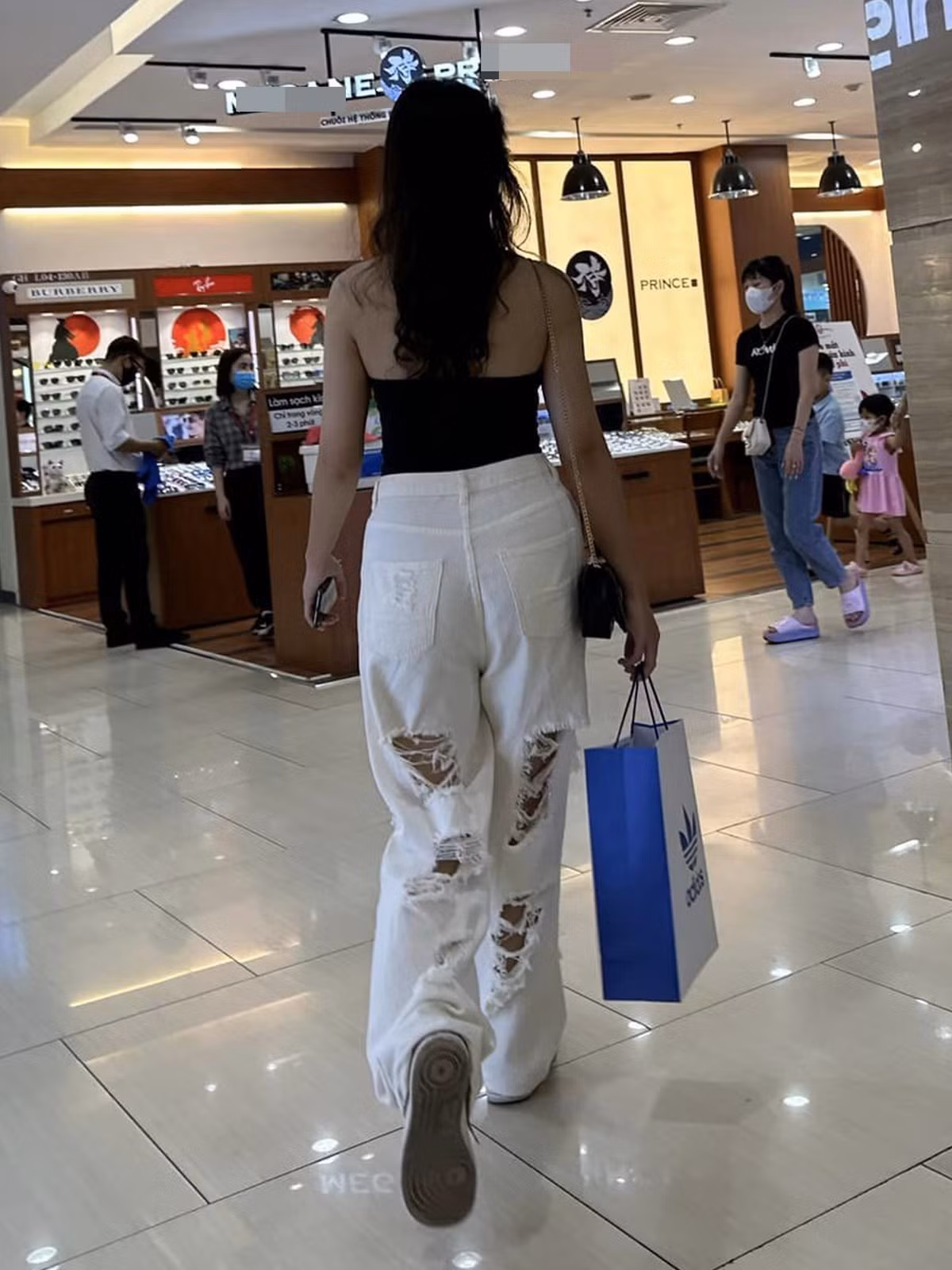 Chiếc quần rách tươm này có form dáng rộng rãi đang được giới trẻ mê mệt, và con gái cựu VĐV bóng chuyền nổi tiếng một thời đã trưng diện nó khá nổi bật.