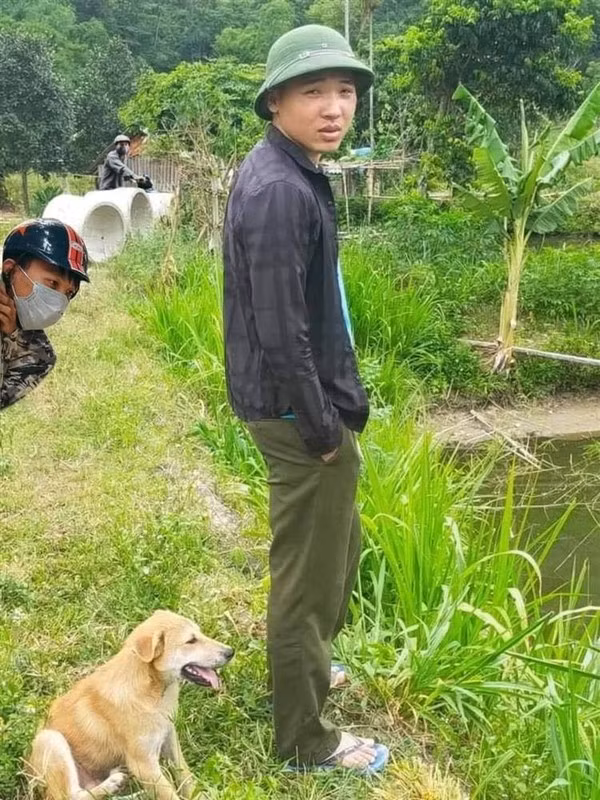 Câu chuyện xóa hình bắt đầu khi xuất hiện nhân vật thứ 3 lấp ló đằng xa xa.