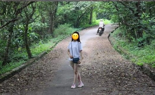 Cụ thể, cô gái này có bức ảnh check in ở con đường và hai bên là rừng cây, tuy nhiên điều khiến cô chướng mắt là chiếc xe máy dừng ngay phía sau. Cô gái đăng đàn lên MXH để nhờ các "cao nhân"" xóa giúp cô chiếc xe máy để bức ảnh đẹp hơn.