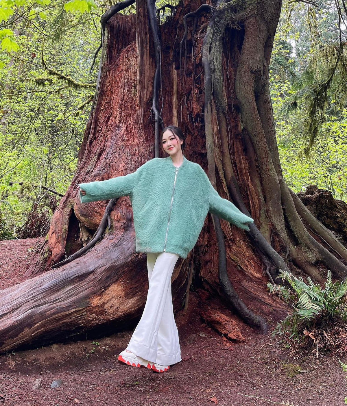 Năm 2022, Thoại Nghi đại diện Việt Nam tại cuộc thi Miss Teen Universe 2022 (Hoa hậu Thiếu niên Hoàn vũ 2022) diễn ra ở Florida, Mỹ. Dù chỉ lọt top 16 nhưng cô nàng đã có những màn thể hiện xuất sắc.