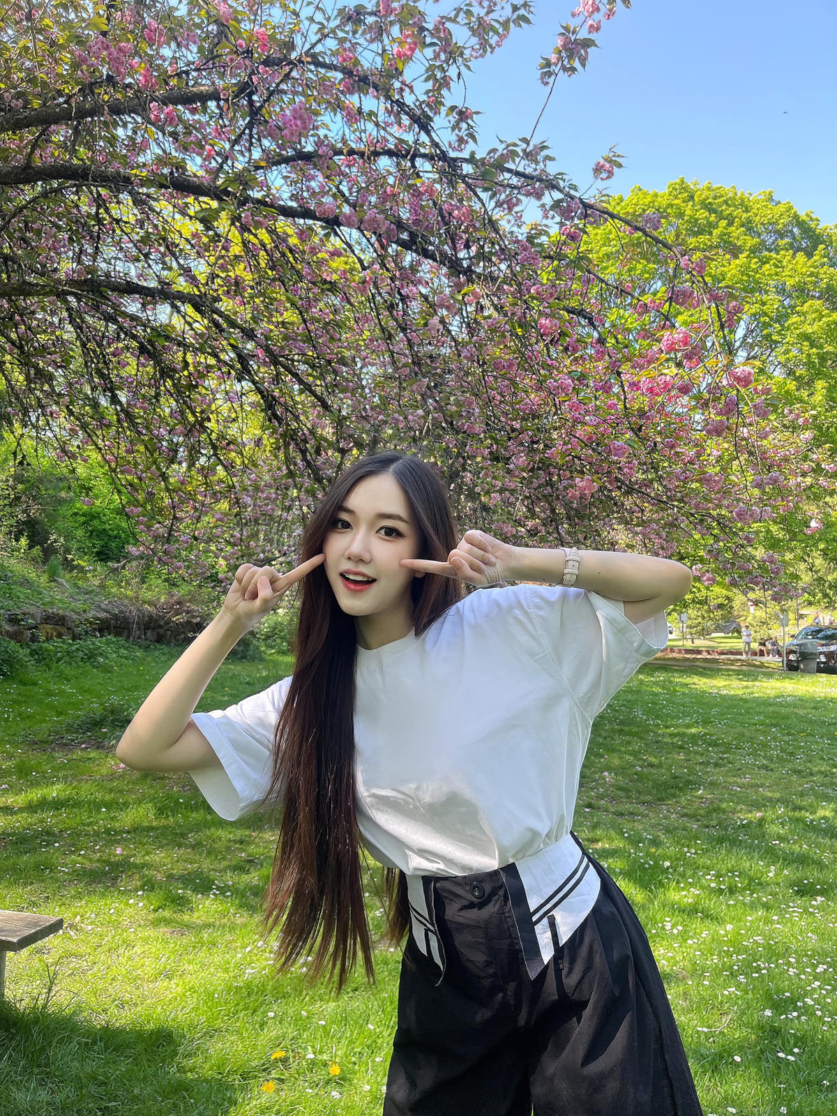 Với lối ăn mặc tuy sành điệu và có phần già dặn hơn tuổi, song cô nàng 10X này vẫn chẳng hề khiến cộng đồng mạng buông lời chê bai. Ảnh: FBNV