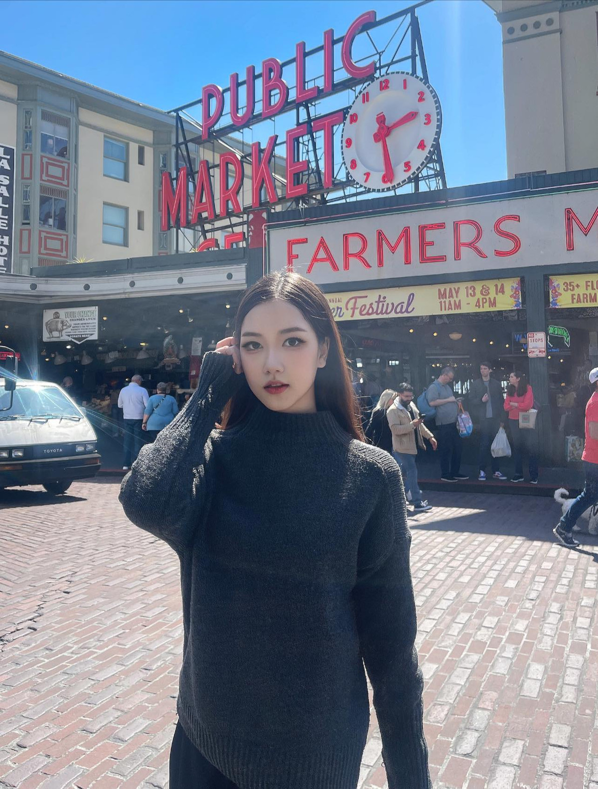 Ngoài thời gian học trên lớp, công việc chính của nữ sinh 16 tuổi là diễn viên lồng tiếng, ca sĩ tự do và người mẫu cho các thương hiệu thời trang lớn nhỏ.