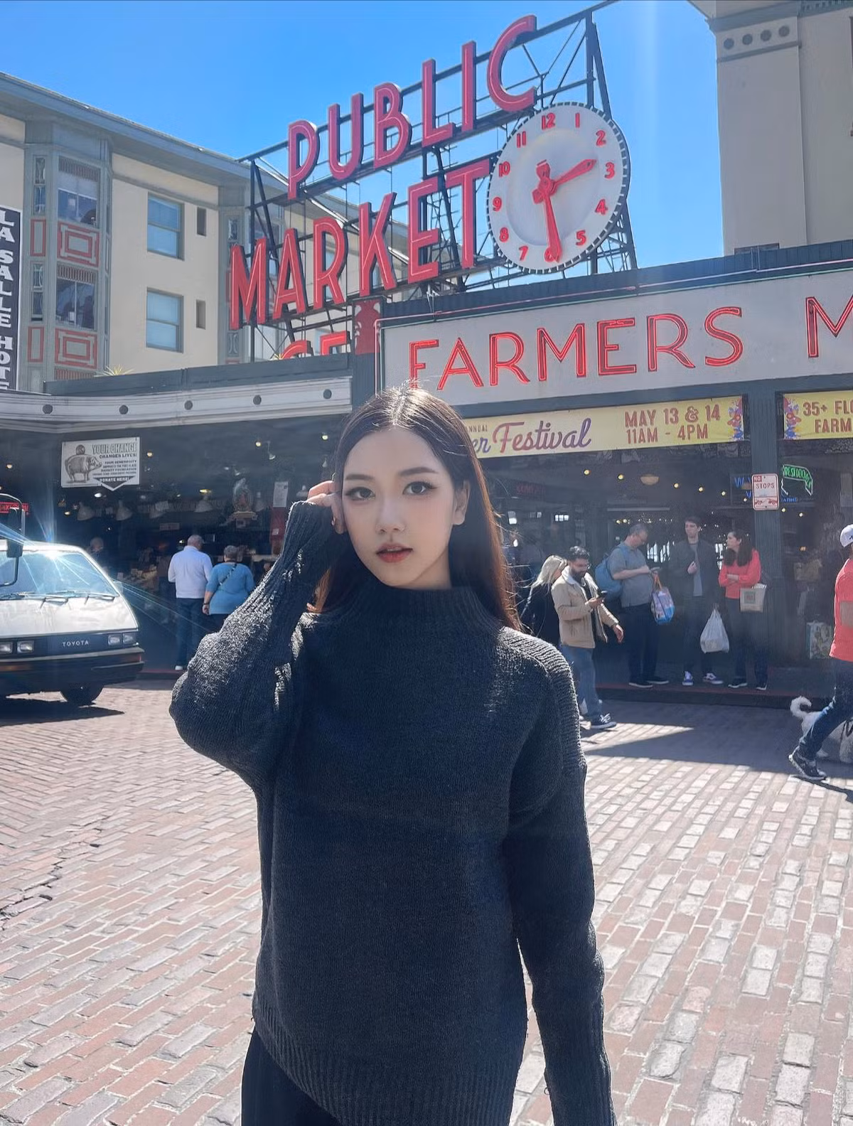 Ngoài thời gian học trên lớp, công việc chính của nữ sinh 16 tuổi là diễn viên lồng tiếng, ca sĩ tự do và người mẫu cho các thương hiệu thời trang lớn nhỏ.