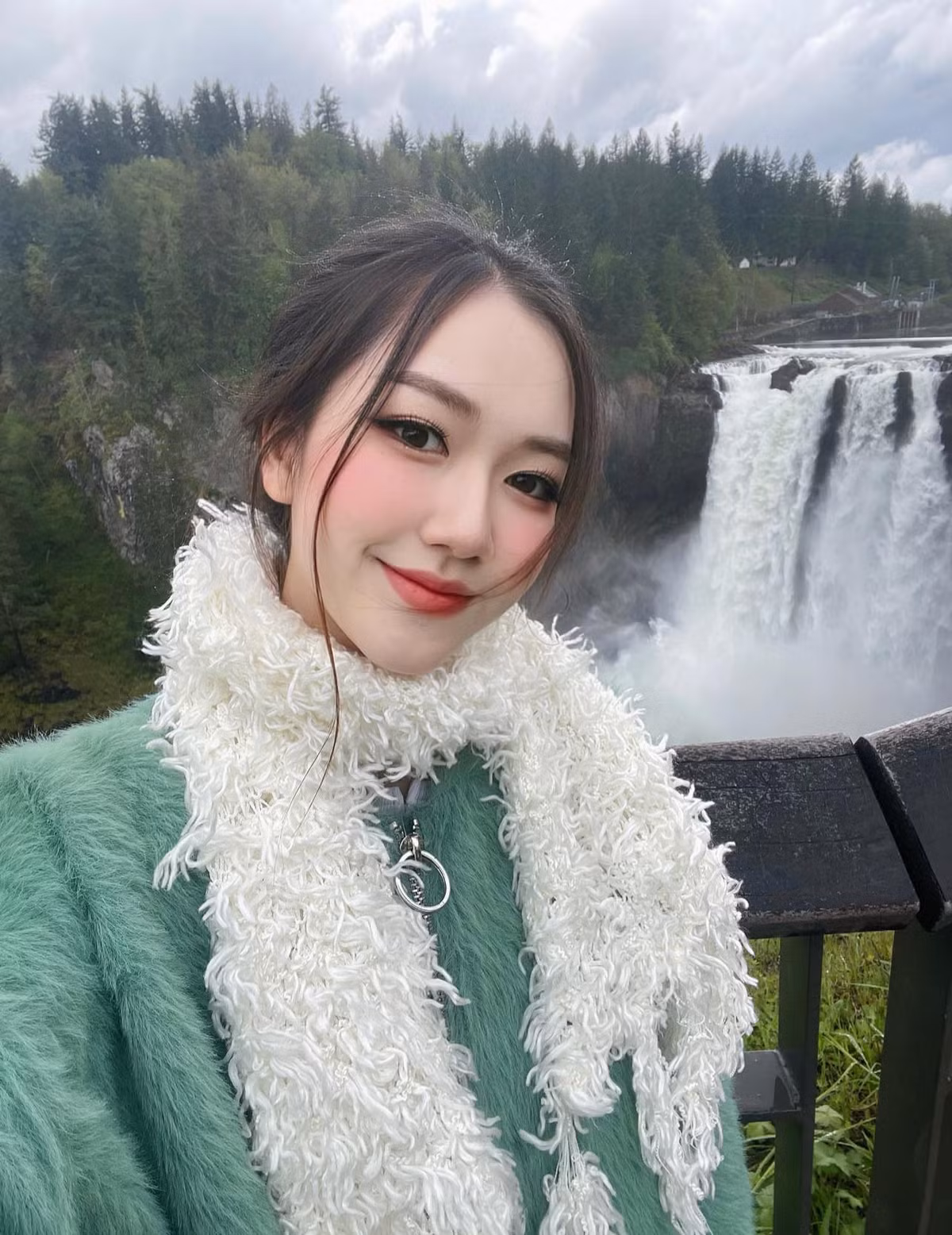 Đến hiện tại ở tuổi trưởng thành, Nguyễn Vũ Thoại Nghi cho thấy sự lột xác đáng kể từ ngoại hình đến phong cách ăn mặc.