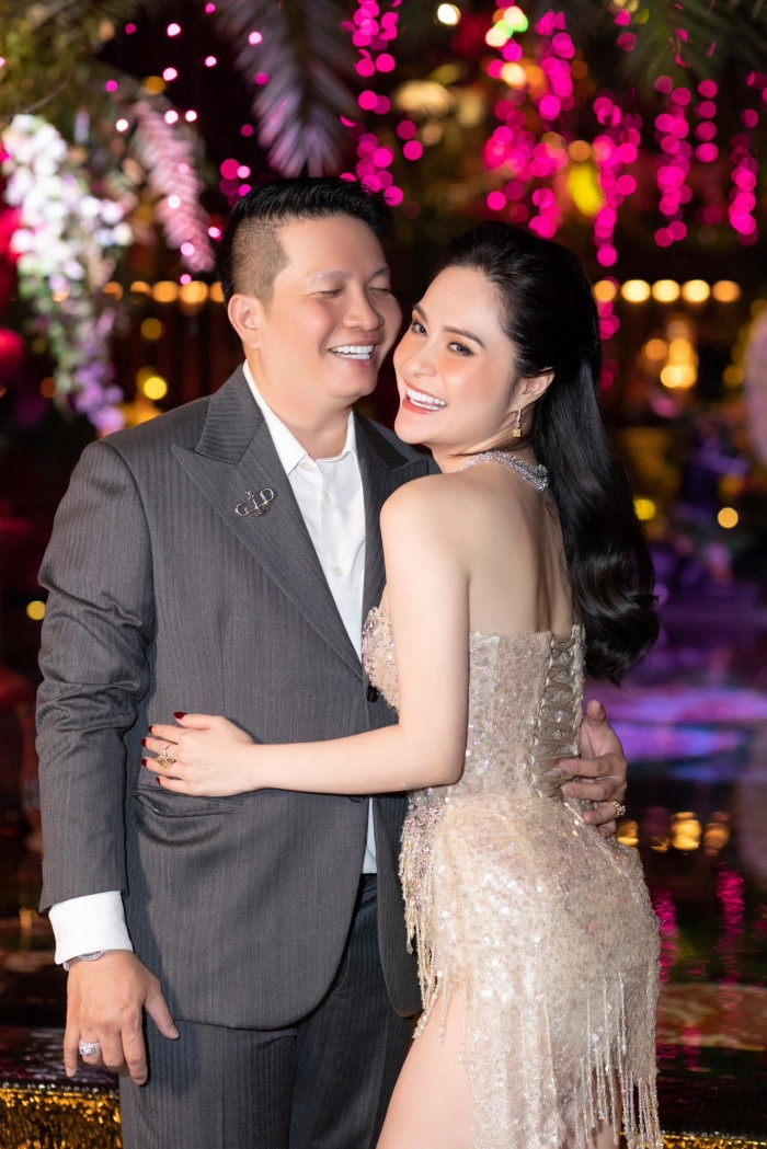 Tuy nhiên mới đây, một số tài khoản mạng xã hội đưa tin ông xã "nữ đại gia quận 7" có con riêng với cô bảo mẫu tên Thiên Kim trong gia đình khiến cô vô cùng bức xúc.