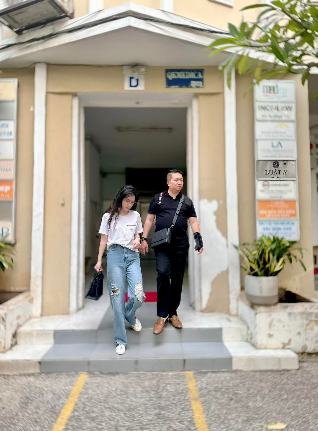 Ngay dưới bài đăng, khán giả đồng loạt ủng hộ việc vợ chồng Đoàn Di Băng nhờ luật sư can thiệp.