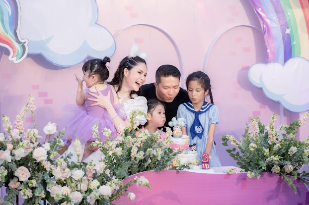 Gia đình Đoàn Di Băng và doanh nhân Nguyễn Quốc Vũ nhiều năm nay nổi tiếng khắp cộng đồng mạng bởi sự viên mãn, hạnh phúc. Tính đến thời điểm hiện tại, cả hai đã có hơn 10 năm về chung một nhà và có với nhau ba cô con gái xinh xắn.