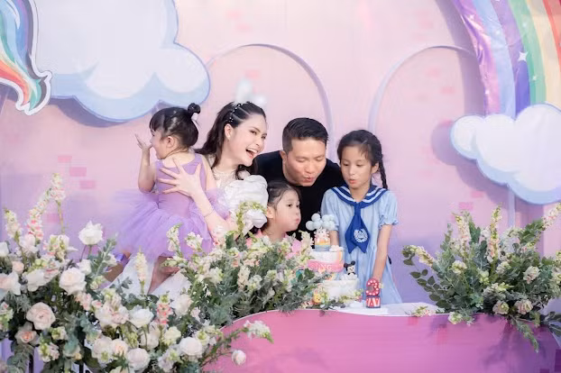 Gia đình Đoàn Di Băng và doanh nhân Nguyễn Quốc Vũ nhiều năm nay nổi tiếng khắp cộng đồng mạng bởi sự viên mãn, hạnh phúc. Tính đến thời điểm hiện tại, cả hai đã có hơn 10 năm về chung một nhà và có với nhau ba cô con gái xinh xắn.