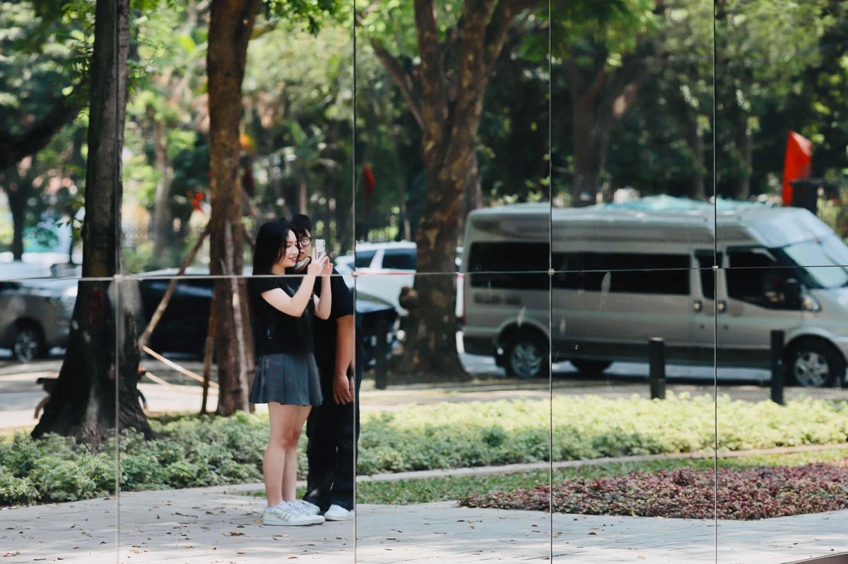 Hình ảnh phản chiếu thú vị tạo thành một không gian check in được nhiều bạn trẻ đến chụp ảnh "sống ảo".