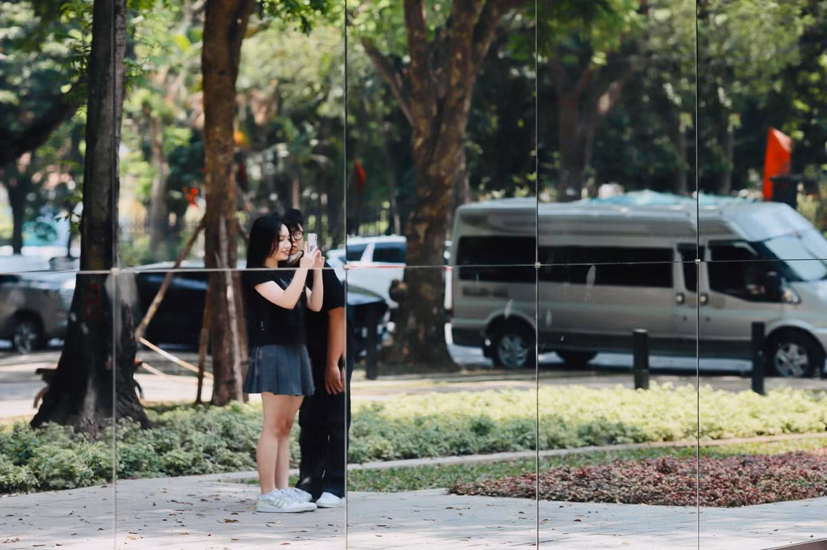 Hình ảnh phản chiếu thú vị tạo thành một không gian check in được nhiều bạn trẻ đến chụp ảnh "sống ảo".