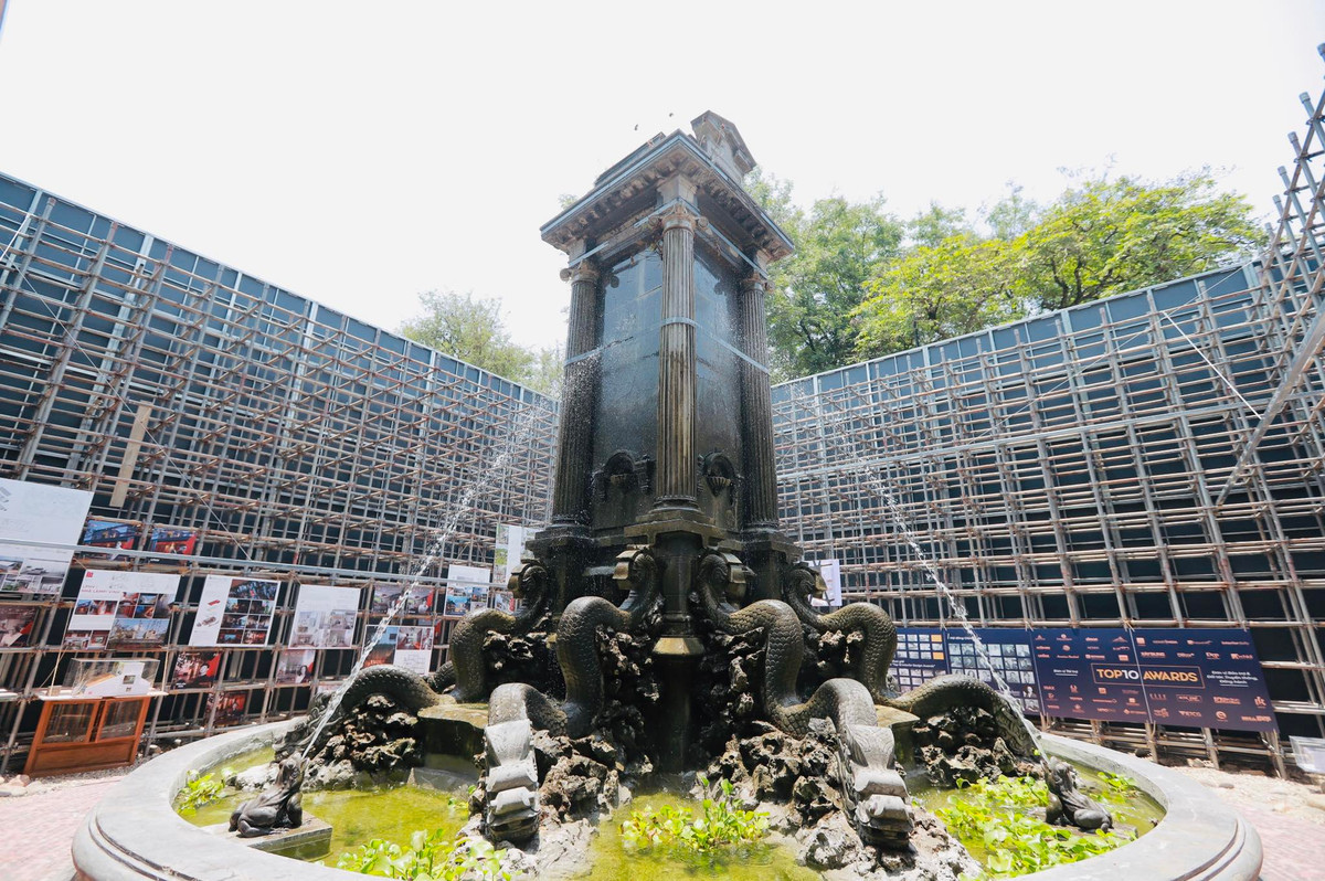 Phía bên trong 4 tấm kính lớn là khu trưng bày các thiết kế đoạt giải nhà ở và nội thất được giới thiệu đến công chúng.