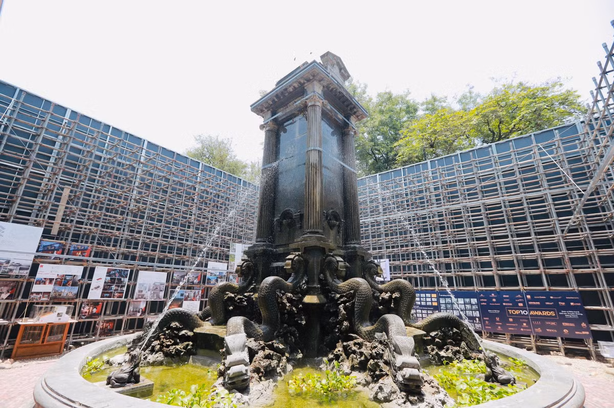 Phía bên trong 4 tấm kính lớn là khu trưng bày các thiết kế đoạt giải nhà ở và nội thất được giới thiệu đến công chúng.