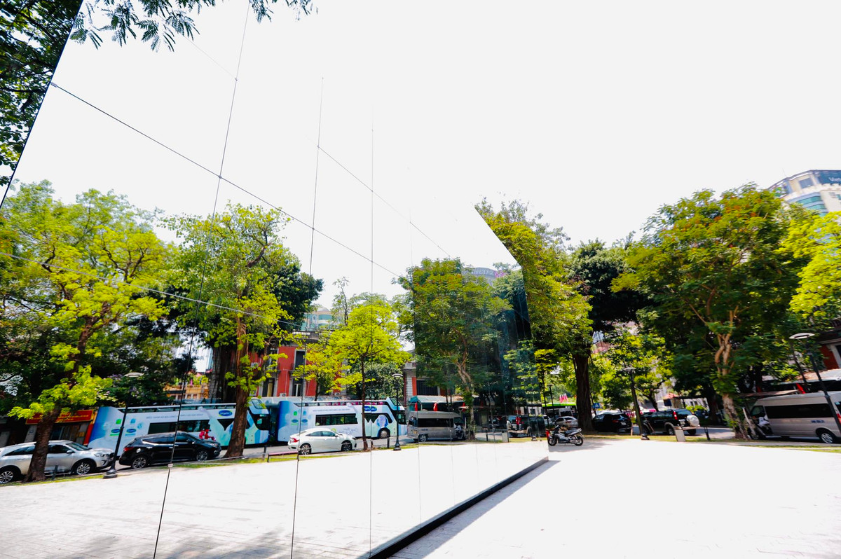 Đây là một công trình độc đáo nằm ở vị trí giữa trung tâm Thủ đô nên thu hút rất nhiều du khách và bạn trẻ tới thưởng lãm.