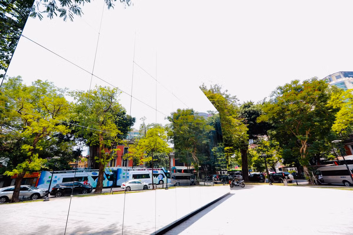 Đây là một công trình độc đáo nằm ở vị trí giữa trung tâm Thủ đô nên thu hút rất nhiều du khách và bạn trẻ tới thưởng lãm.