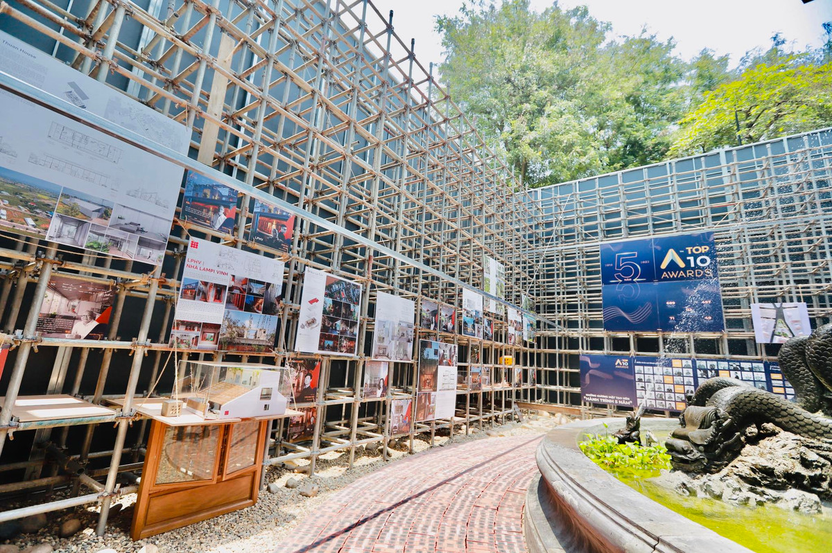 Công trình được bao quanh bởi hệ thống vách đứng khung thép và gương nhằm tạo ra những hiệu ứng đặc biệt. Ngoài ra triển lãm hình vuông được thiết kế xung quanh đài phun nước Con Cóc càng thêm ấn tượng hơn.